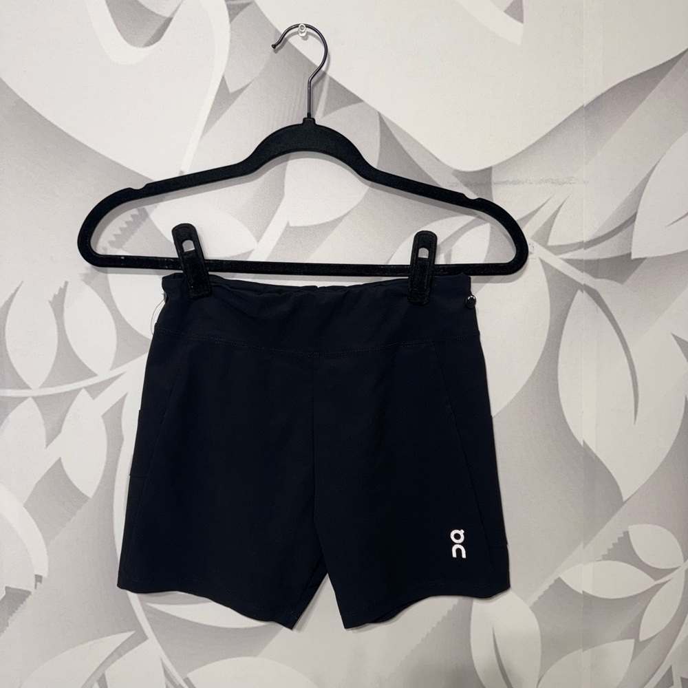 On Cloud Men’s Hybrid Shorts Size Small with pockets